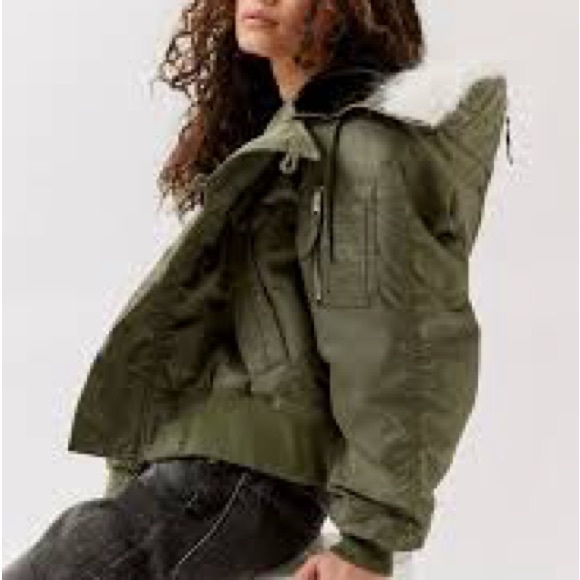 New Urban Outfitters Y2K Puffer Jacket - Picture 2 of 12